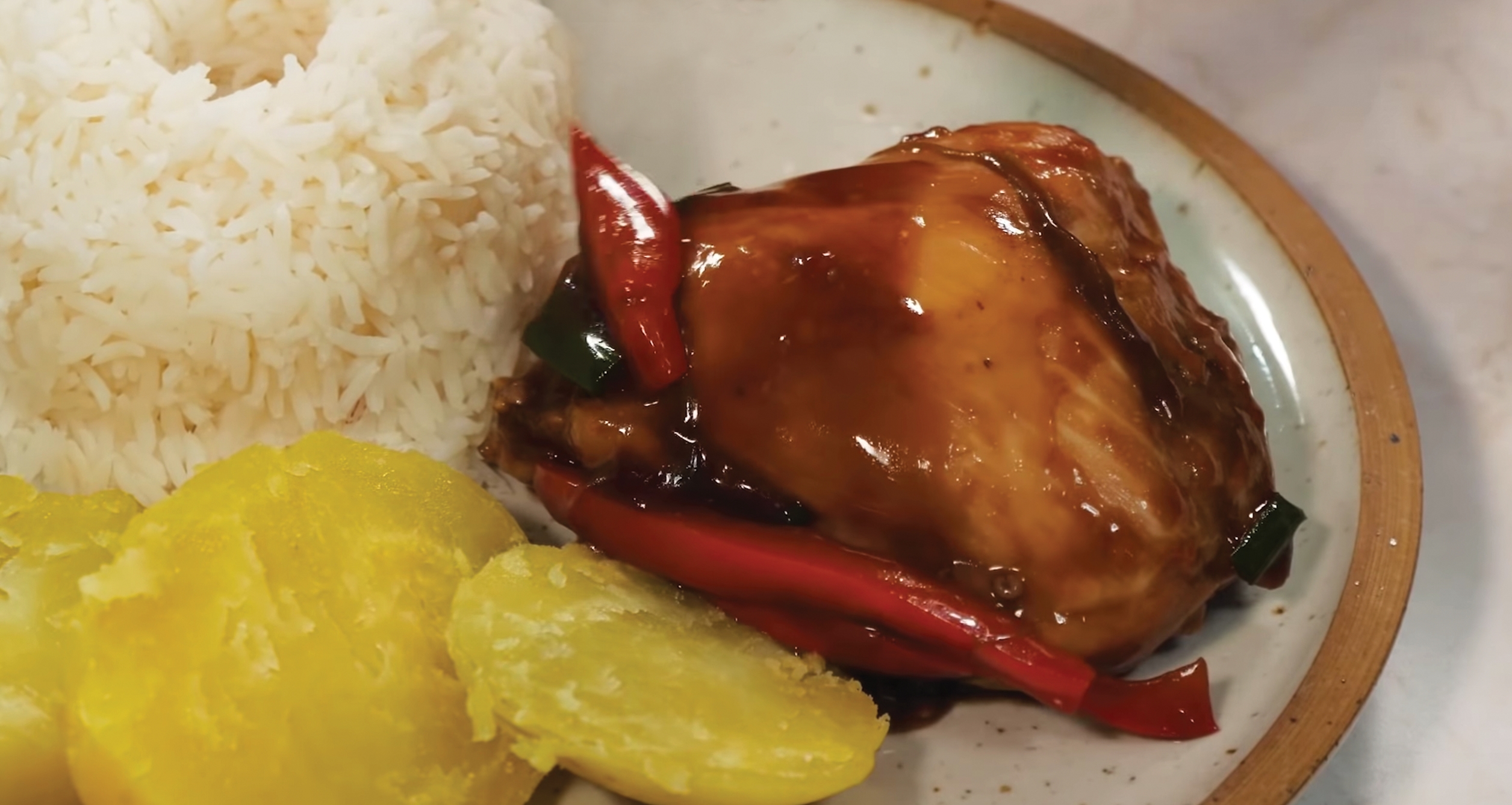 Aprende a preparar un delicioso pollo al sillao con esta receta [VIDEO] |  Recetas Buenazo