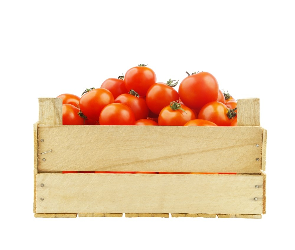 Tomates en un cajón de frutas