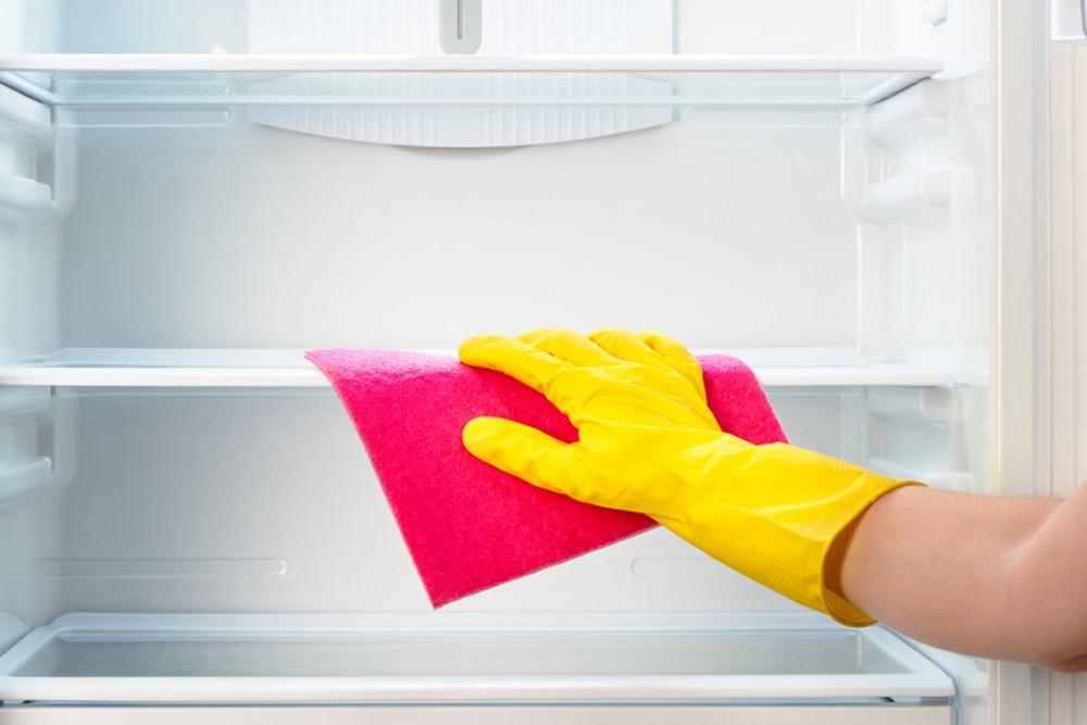 Limpiando refrigerador con un paño