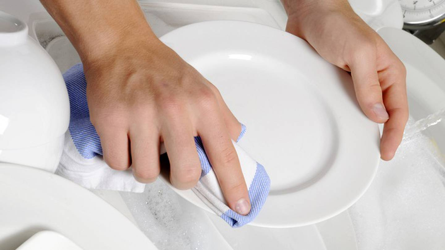 Secando un plato con un paño