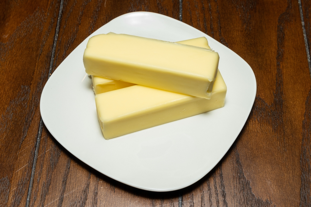 3 tajadas de mantequilla en un plato