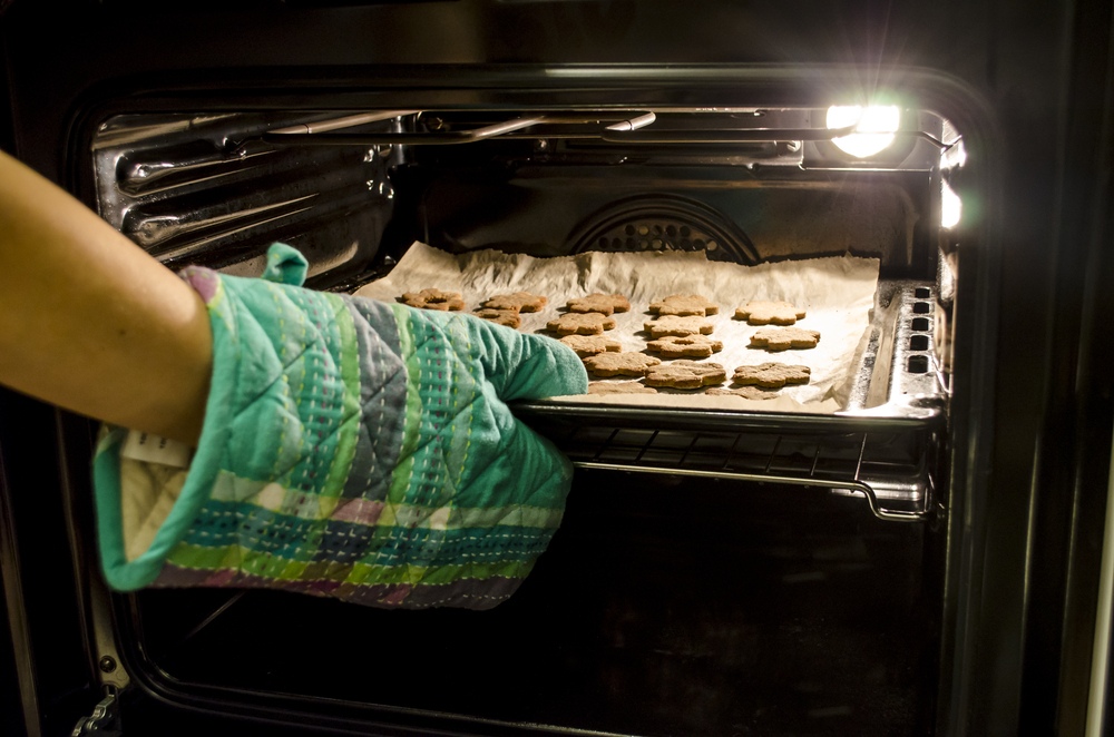 Quitando las galletas en el horno