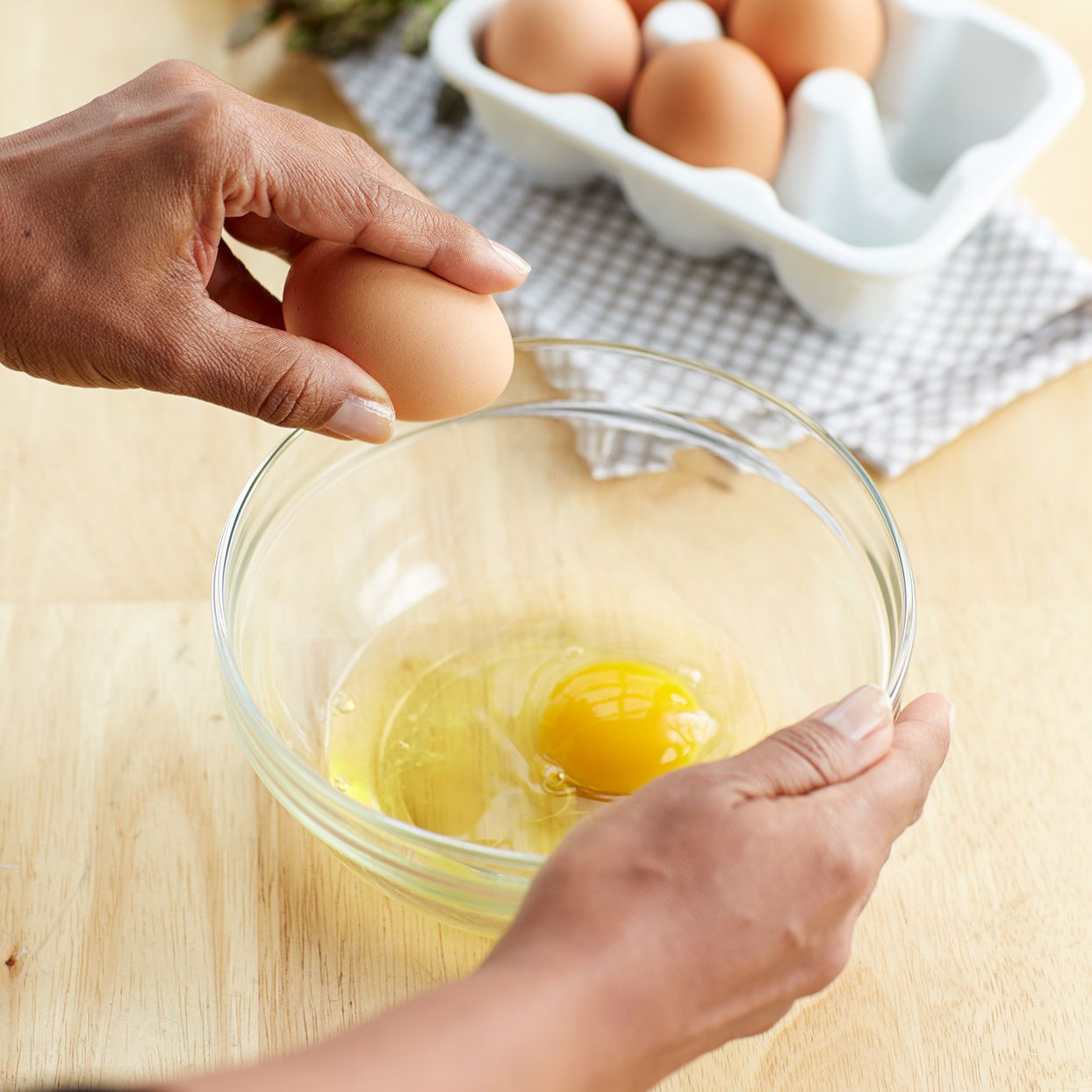 Romper huevos en bol