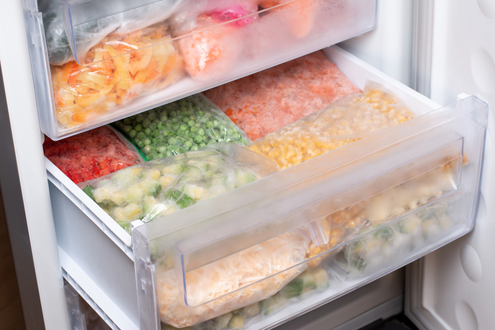 frutas y verduras almacenadas correctamente en el refrigerador