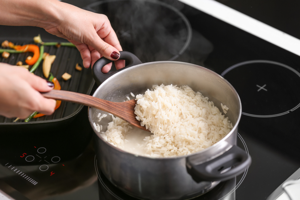 Mover arroz con cuchara