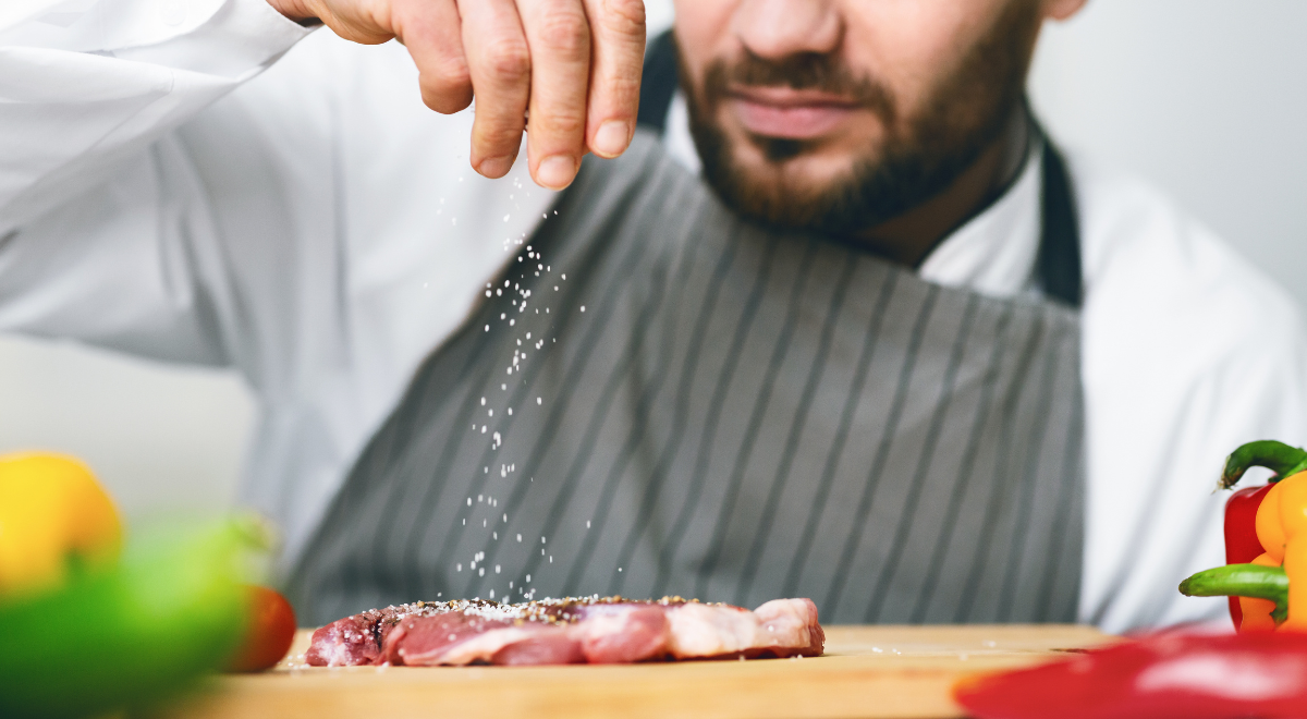 Une consommation excessive de sel augmente le risque d'hypertension, de maladies cardiovasculaires, de lésions rénales et de rétention d'eau. Photo de : Envato