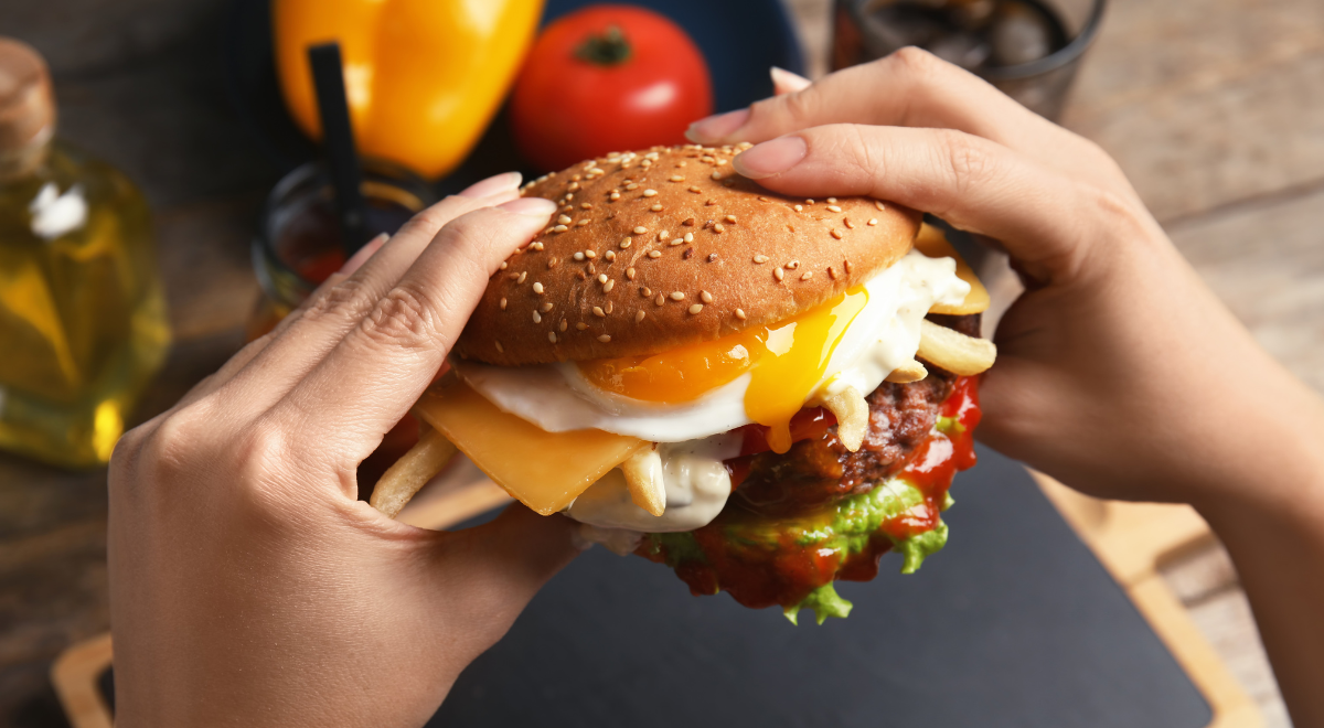 Restoran burger Peru mengandalkan cita rasa inovatif dengan perpaduan manis, saus spesial, dan bahan-bahan gourmet. Foto: Envato