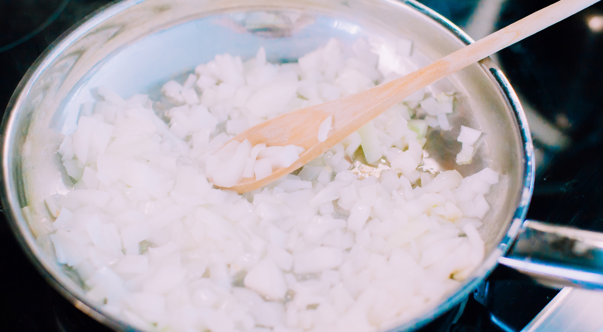 Le riz fraîchement cuit ruine la chowfa car son excès d'humidité et sa chaleur libèrent de l'amidon au contact du wok. Photo de : Envato rizchaufa-arrozparachaufa