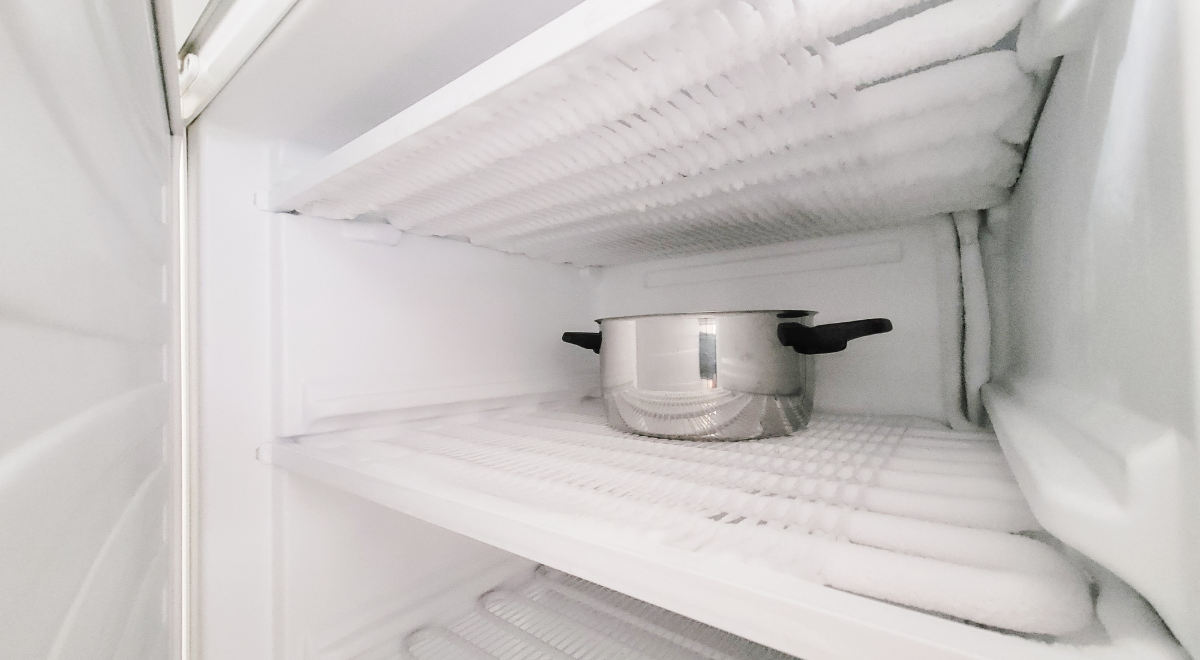 Avant la cuisson, écrasez le riz froid à la fourchette et ajoutez quelques gouttes d'eau s'il est trop sec pour lui redonner sa texture souple. Photo de : Envato rizchaufa-arrozparachaufa