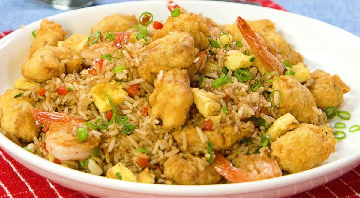 Le riz froid et reposé maintient les grains fermes et séparés, leur permettant de mieux absorber les saveurs sans devenir détrempés. Photo de : Envato rizchaufa-arrozparachaufa